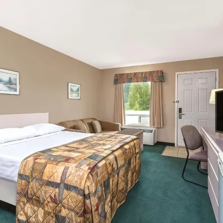 Super 8 by Wyndham Golden