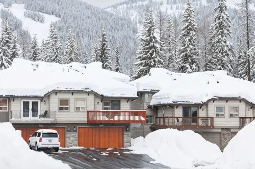 SKI IN/OUT, HOT TUB. 4 Bed 4.5 bath, 3 Kings, sleeps 20! 45 min to Glacier.
