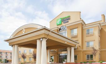 Holiday Inn Express & Suites Salinas