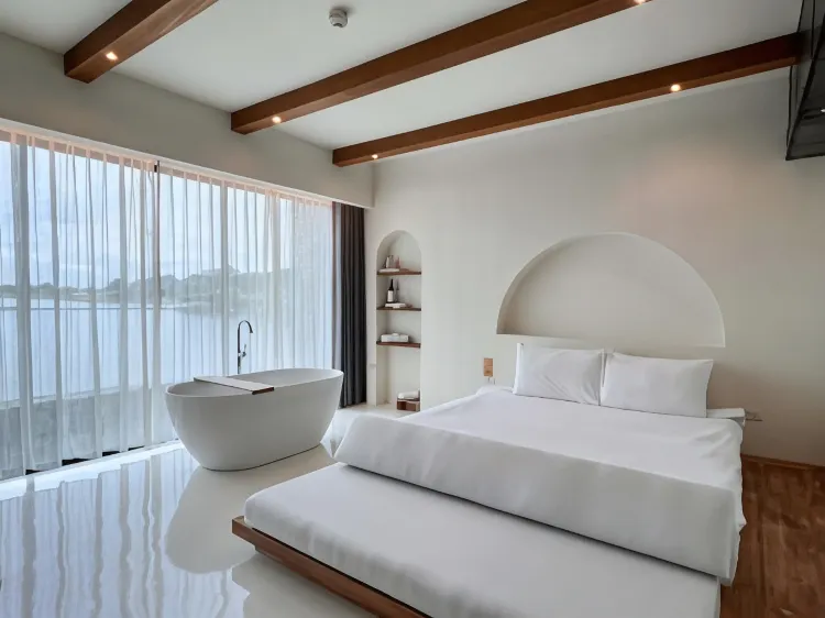 Lake View Love Suite