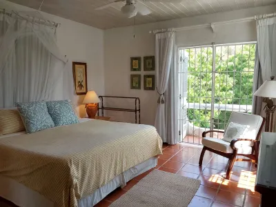 Large Secure 2 Bedroom Apartment with large pool steps to Mullins Beach โรงแรมใน