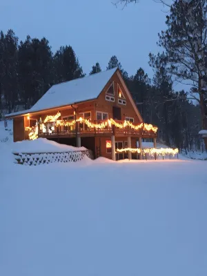 蒙特內哥羅丘陵西部門戶木屋-雪地摩托、滑雪、狩獵和垂釣！