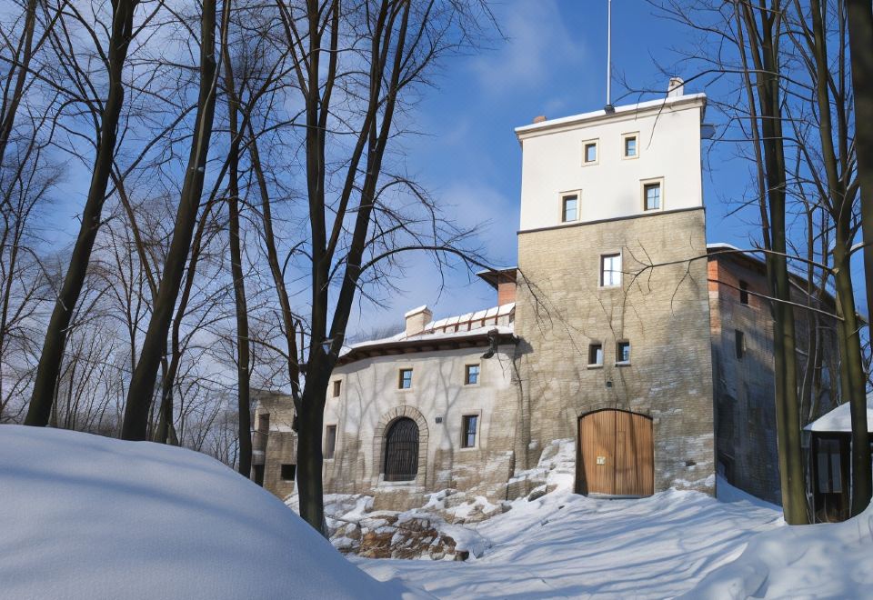 Zamek Korzkiew - Housity