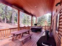 Three level cabin with Hot Tub Hôtels à : Comte de Kane