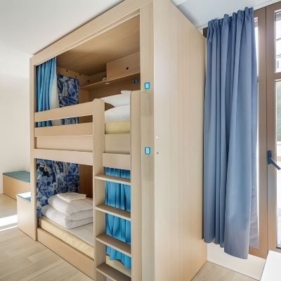 Room of 8 beds with Shared Bathroom