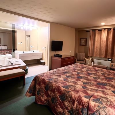 Junior Suite, 1 King Bed, Jetted Tub