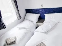 Luxury Lakeside Lodge - Fishing Lake - Pet Friendly - 5 Miles From Flamingo Land マルトンのホテル