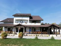 Popasul Montan - Piscina, Tenis & Vedere Munte のホテル