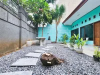 Homey Guesthouse Kertajaya (Syariah)  호텔