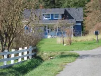 Stunning views, 6-Bedroom Farmhouse with beach access and mooring Hoteles en Eastsound