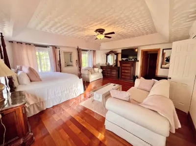Tropical Treasure: 4 BR Oasis in the Hills of JA Hoteles en 