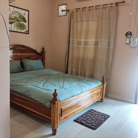 Erawan Guesthouse Отели в г. Паксе