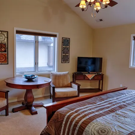 Summer Escape or Winter Wonderland. Private Hottub, 1 mi from downtown Whitefish