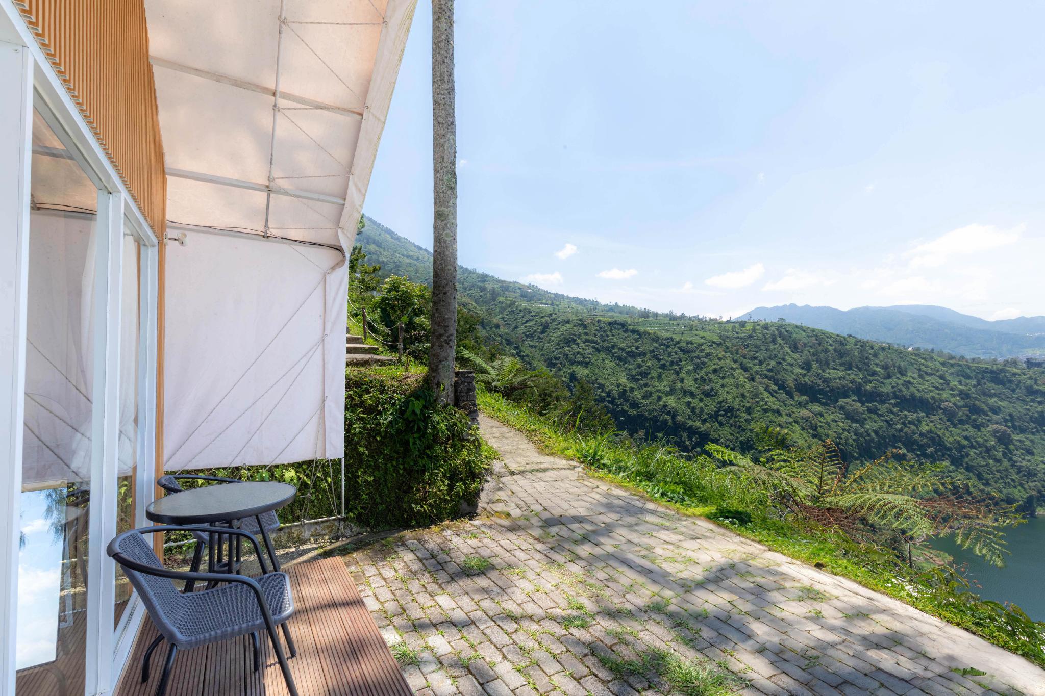 带山景的双人间