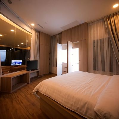 Family Room with Lake View The Beverly Hills Hotel Promo Code