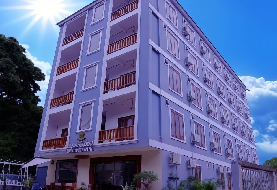 NuttyPhoy Hotel - Housity