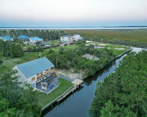 Bayside Retreat - 2250 sq ft Bay House w/dock, fire pit, & tons of amenities Hotels in Diamondhead