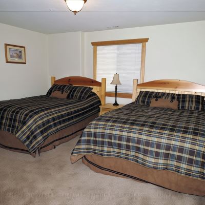 Quadruple Room, 2 Queen Beds, Shared Bathroom (Elk)