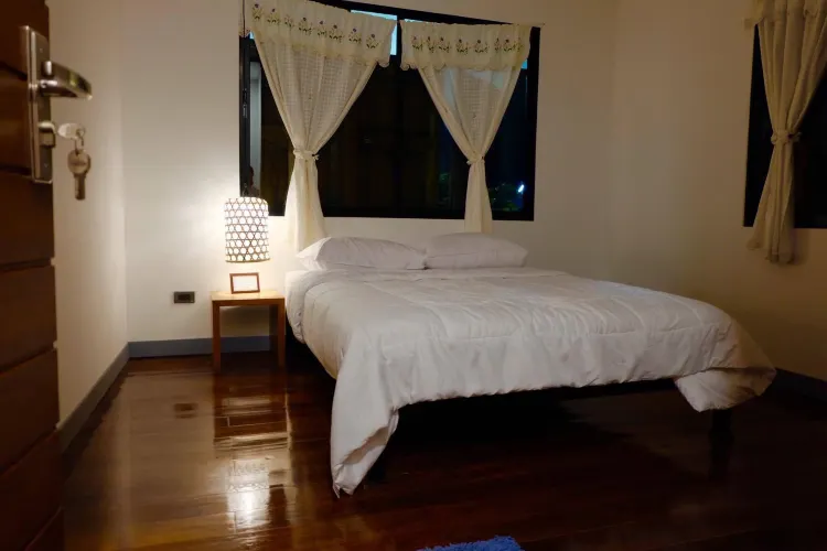 ห้องเตียงใหญ่พร้อมห้องน้ำส่วนตัวด้านนอก