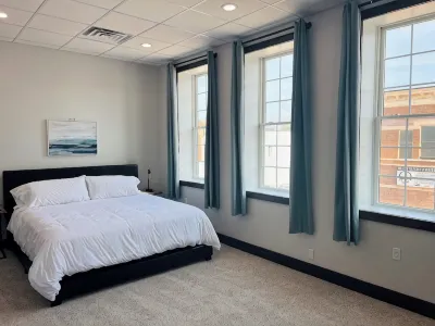 Newly Renovated 2-bedroom apartment in charming Dyersville, IA Hotel di 