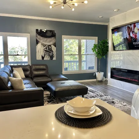 New Modern Townhome Downtown- 3Levels
