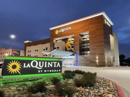 La Quinta Inn & Suites by Wyndham Dallas/Fairpark