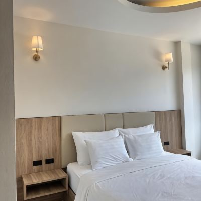 ห้องดีลักซ์ เตียงใหญ่ 1 เตียงหรือเตียงเดี่ยว 2 เตียง รหัสโปรโมชั่น บ้านอิงนารีสอร์ท