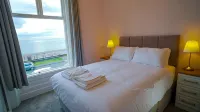 Carmel House Hotel di 