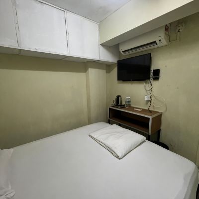 Deluxe Queen Room Axis Hotel Promo Code