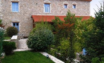 Kyriaki Guesthouse & Suites - Housity
