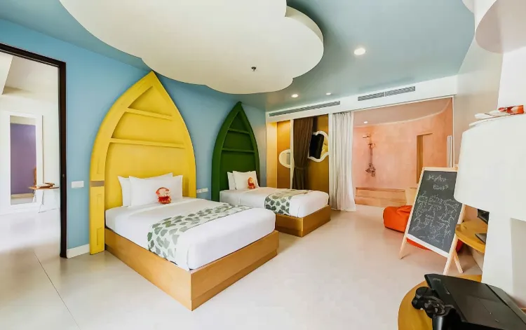 ห้องแฟมิลี่สวีท 2 ห้องนอนพร้อมวิวสระว่ายน้ำ