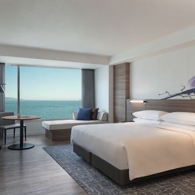 温泉付きプレミアキングサイズベッドベッドルーム/禁煙 琵琶湖マリオットホテル クーポン