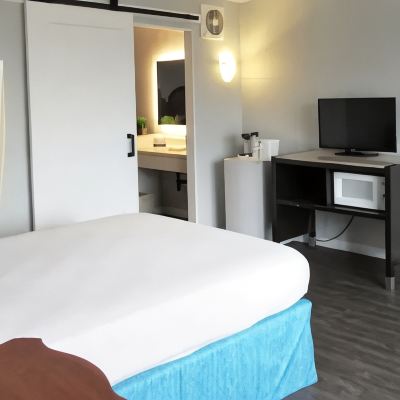 3 Queen Beds Suite Nonsmoking Capri Suites Anaheim Promo Code