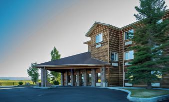 Pinedale Hotel & Suites