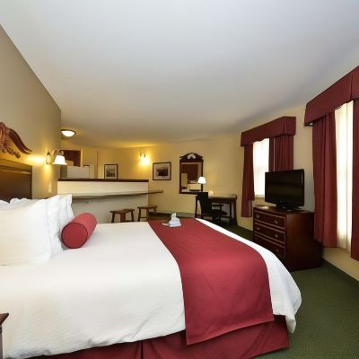 Suite-1 Queen Bed, Non-Smoking, Lake View, Full Kitchen, Pillow Top Mattress, Wet Bar