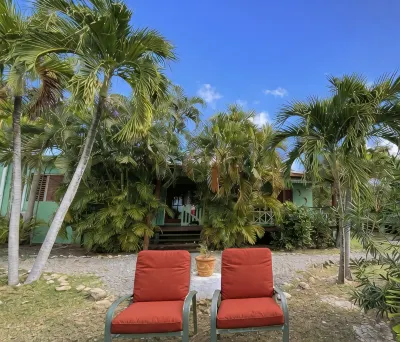 The Greenside Cottages - Private Tropical Garden - Residential Area 5 Mins from the Beach Hotel di 