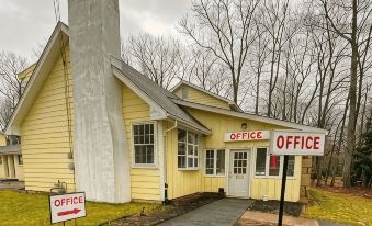 Country Place Inn and Suites White Haven - Housity