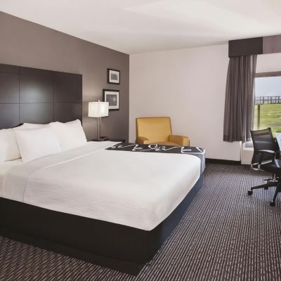 行動無障礙房， 2張雙人床和帶扶手的浴缸-禁煙 查爾斯頓河景温德姆拉昆塔套房酒店優惠