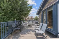 Noble Waterfront Suites