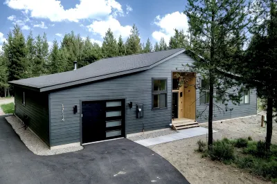 NEW BEND MODERN CHALET 14 MINUTES TO MT. BACHELOR! Hotels in 