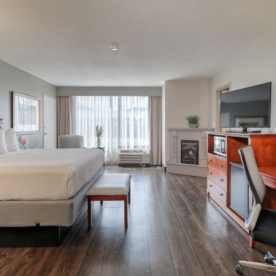 King Bed Mini-Suite with Jacuzzi&Fireplace The Ramsey Promo Code