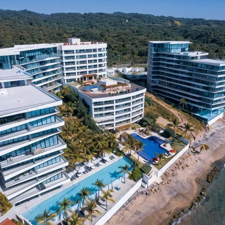 Beautiful Beach front Condo with pool and Espectacular ocean views