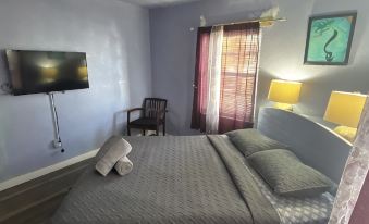Hoosville Hostel (Formerly The Everglades Hostel) - Housity