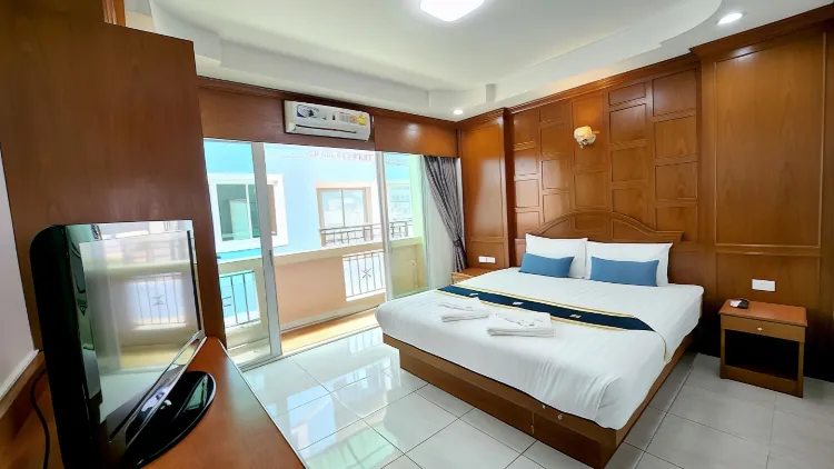 ห้องดีลักซ์ เตียงใหญ่ พร้อมระเบียง