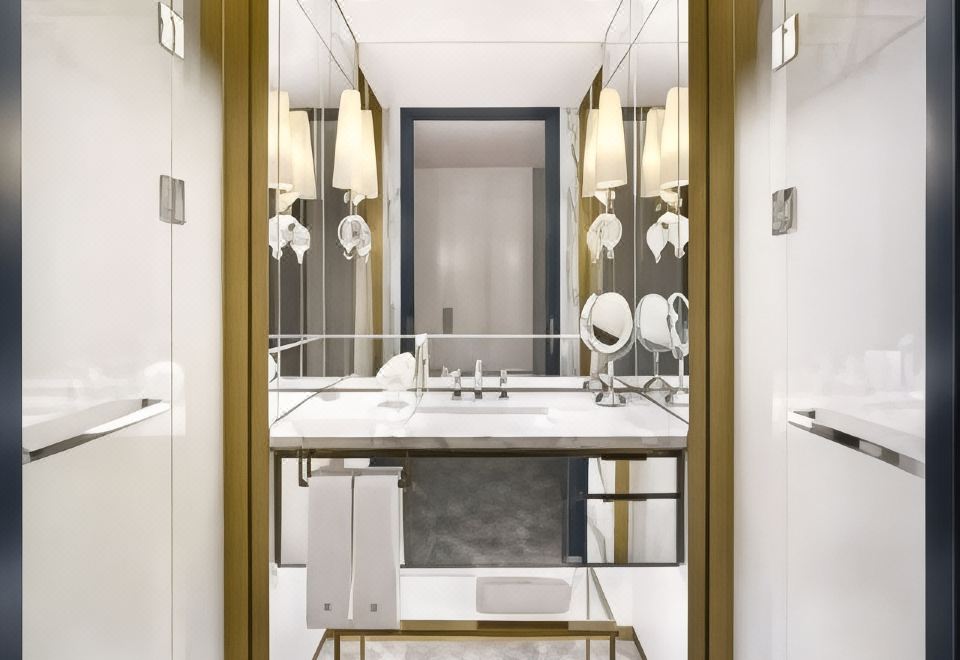 Sofitel Ambassador Seoul Hotel & Serviced ResidencesLuxury Lake King Room