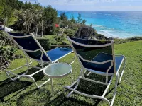 Sand Pebble 1 Bdrm Apt on Marley Beach w/ ocean views & steps to private beach Hoteles en Parroquia de Warwick