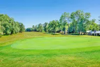 Discover Daphne's mystery cottage: Golf Course, Yacht Club, pool retreat!