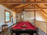 4-Bed/Bath Cabin: Hot Tub, Game Room, Pet-Friendly! Hotels in Seven Devils