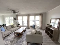 BEAUTIFUL LAKE FRONT NEWLY RENOVATED COTTAGE 2021 Hoteles en Municipio de Gerrish