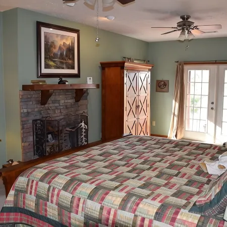 Long Mountain Lodge Bed & Breakfast